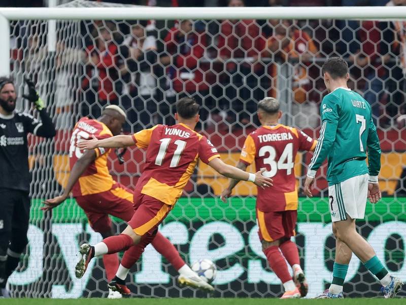 Victor Osimhen celebrando su gol que le dio la victoria al Galatasaray ante Liverpool.