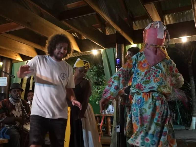 Luisito Comunica fue recibido a ritmo de punta en Cayos Cochinos.