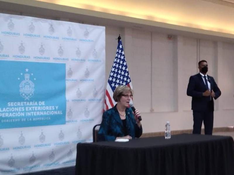 La embajadora Dogu que “de vez en cuando hay diferencias pequeñas pero esto no impacta nuestra relación bilateral”.