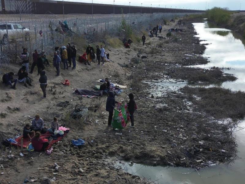 Migrantes permanecen en las inmediaciones del Río Bravo, junto al alambrado que divide a México con Estados Unidos, este miércoles, en Ciudad Juárez.