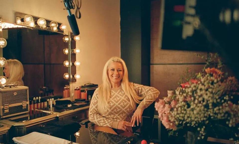 En 2022, ex actores infantiles, incluidas Jennette McCurdy de iCarly y Alexa Nikolas de Zoey 101 , denunciaron escenas “sexualizadas” que Schneider incluía en programas infantiles. Miembros del equipo de producci[ón y filmación, por su parte, denunciaron discriminación y acoso de género, recordando concretamente momentos en los que Schneider les pidió masajes en plena jornada laboral.