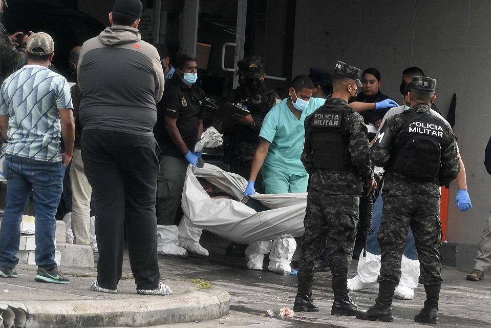 Elementos de Investigación Criminal y Policía Nacional trasladan un cadáver de la escena del crimen. Said Lobo Bonilla, hijo del expresidente hondureño Porfirio Lobo Sosa (2010-2014), fue asesinado en Tegucigalpa el 14 de julio de 2022.