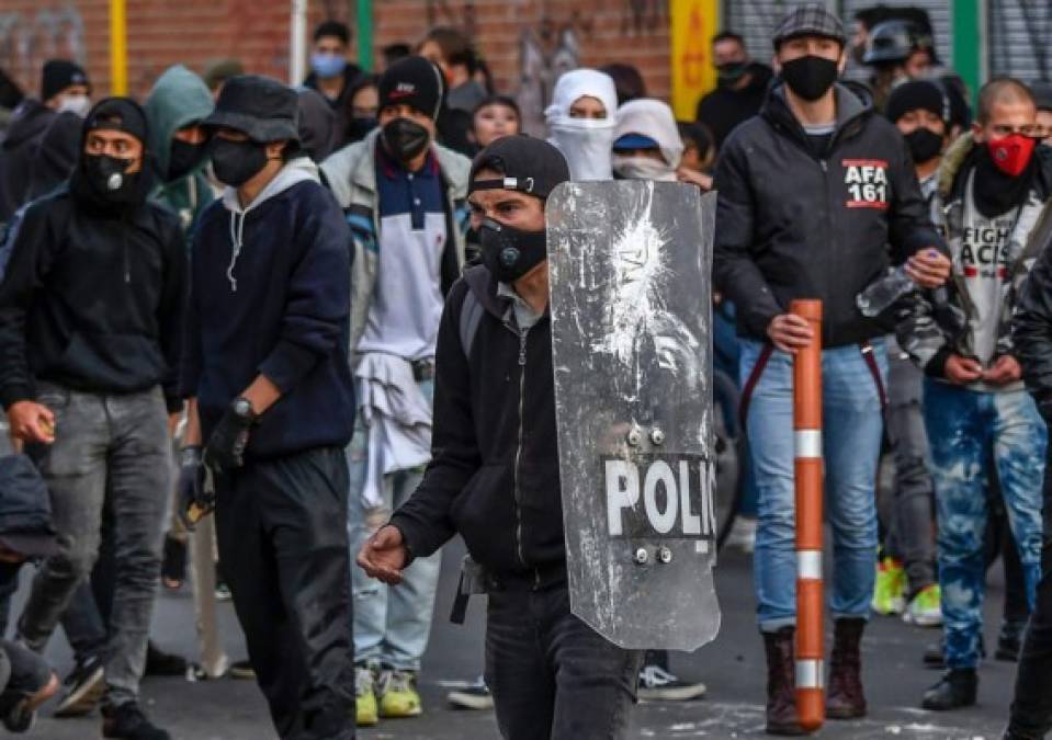 La policía colombiana se ha visto inmersa en varios escándalos por abuso de fuerza. En noviembre de 2019, Dilan Cruz, un joven de 18 años que participaba de una protesta antigubernamental, fue herido fatalmente en la cabeza con una munición de perdigones disparada por un miembro del escuadrón antidisturbios de Bogotá.<br/><br/>Y en agosto de 2011 un artista urbano identificado como Diego Becerra murió luego de que un policía le disparara mientras pintaba un grafiti en Bogotá. En 2019, la ONU documentó al menos 15 víctimas mortales de abusos de la fuerza pública en Colombia, según un informe sobre la situación de derechos humanos en el país.