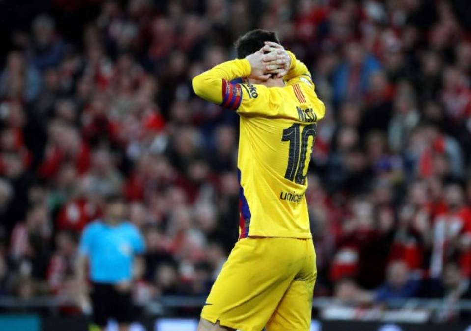 Lionel Messi se lamenta luego de fallar una clara jugada en los últimos minutos del partido en San Mamés.