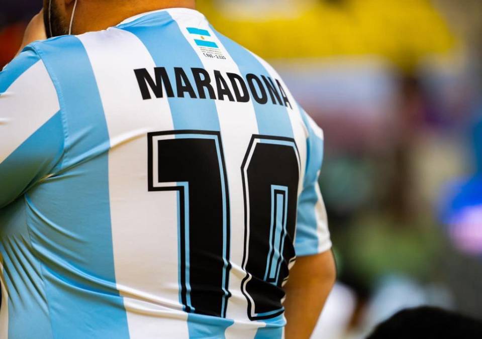 Aficionados en el estadio Mirssol, en Riad, lucieron camisetas de Maradona.