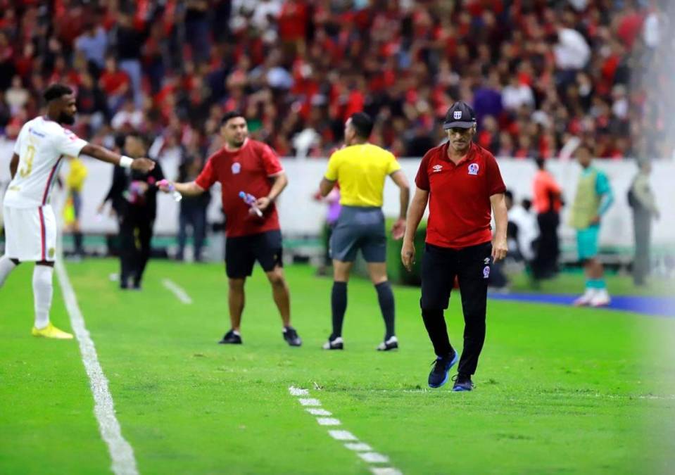 Pedro Troglio sufrió a pie de campo con la dura derrota frente al Atlas.