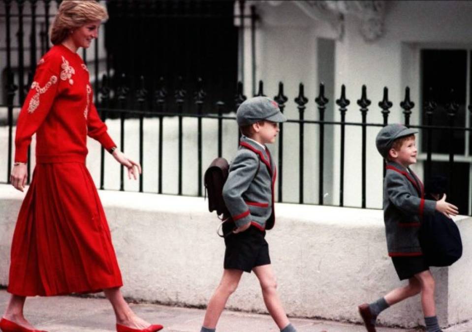 6. Envió a sus hijos a la escuela pública.<br/><br/>Ante la insistencia de Diana, William se convirtió en el primer heredero al trono en asistir a la escuela pública, en el jardín de infantes de Jane Mynor, cerca del Palacio de Kensington. <br/><br/>'La decisión de que William, de 3 años, desarrollara sus habilidades de pintar con los dedos entre los plebeyos mostró la influencia de Diana, la princesa de Gales, que había trabajado ella misma en una guardería cuando era solo una dama', escribió George Hackett en Newsweek en 1985 .<br/>