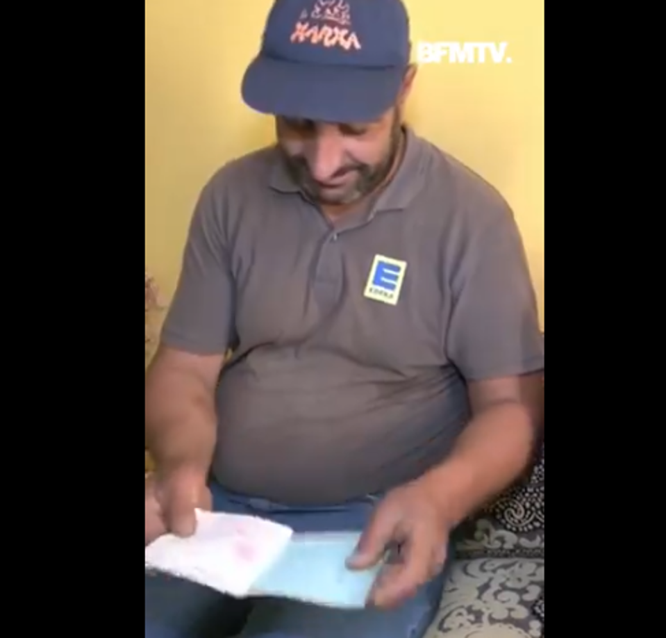 En medio de la conversación con los medios mostró el acta de nacimiento de su hija,