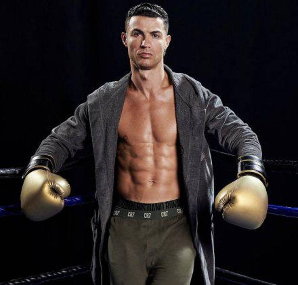 Aunque Cristiano es un atleta de alto rendimiento y de todos es sabido que le gusta llevar una vida sana, el cirujano no descarta que se haya hecho lipoescultura para marcar el abdomen.