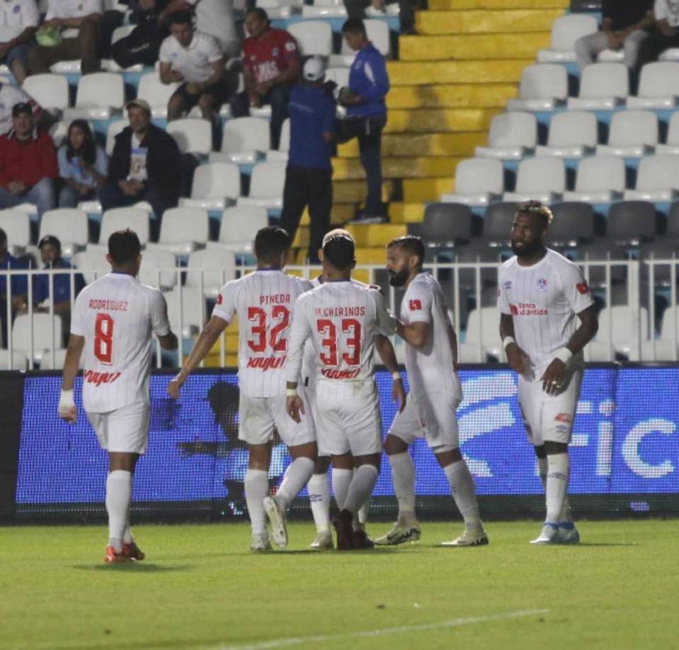 La celebración de los jugadores del Olimpia tras el gol de Jorge Álvarez.