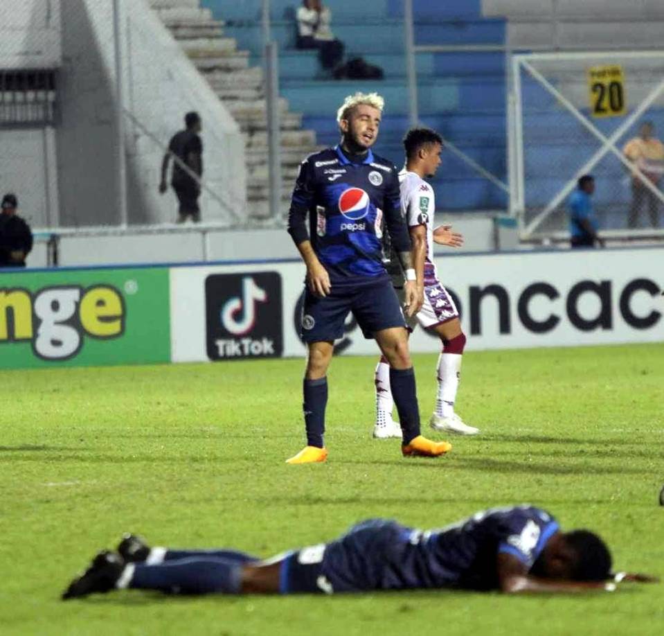 Carlos Mejía tampoco podía creer el increíble gol que se perdió Agustín Auzmendi tras su gran jugada.