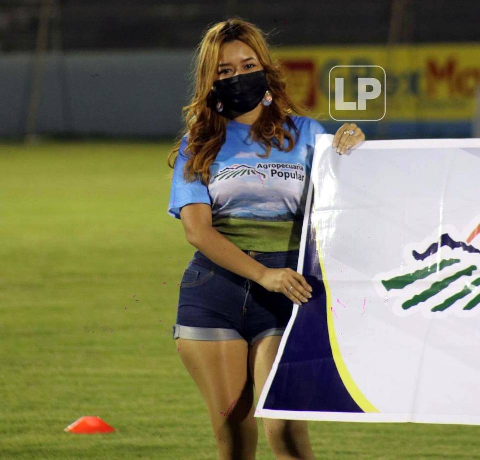 Otra edecán que estuvo en la cancha del estadio Municipal durante el partido Victoria-Real España.