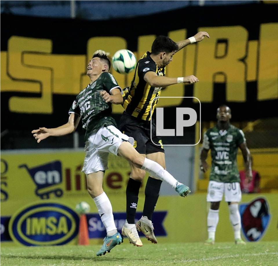 Francisco Martínez saltando por el balón con el paraguayo Pedro Baez.