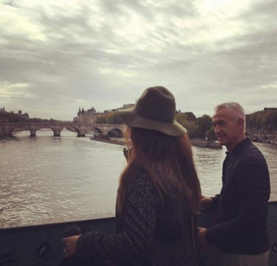 Ambos disfrutan viajar por el mundo. En esta imagen se les puede ver en las calles de París.