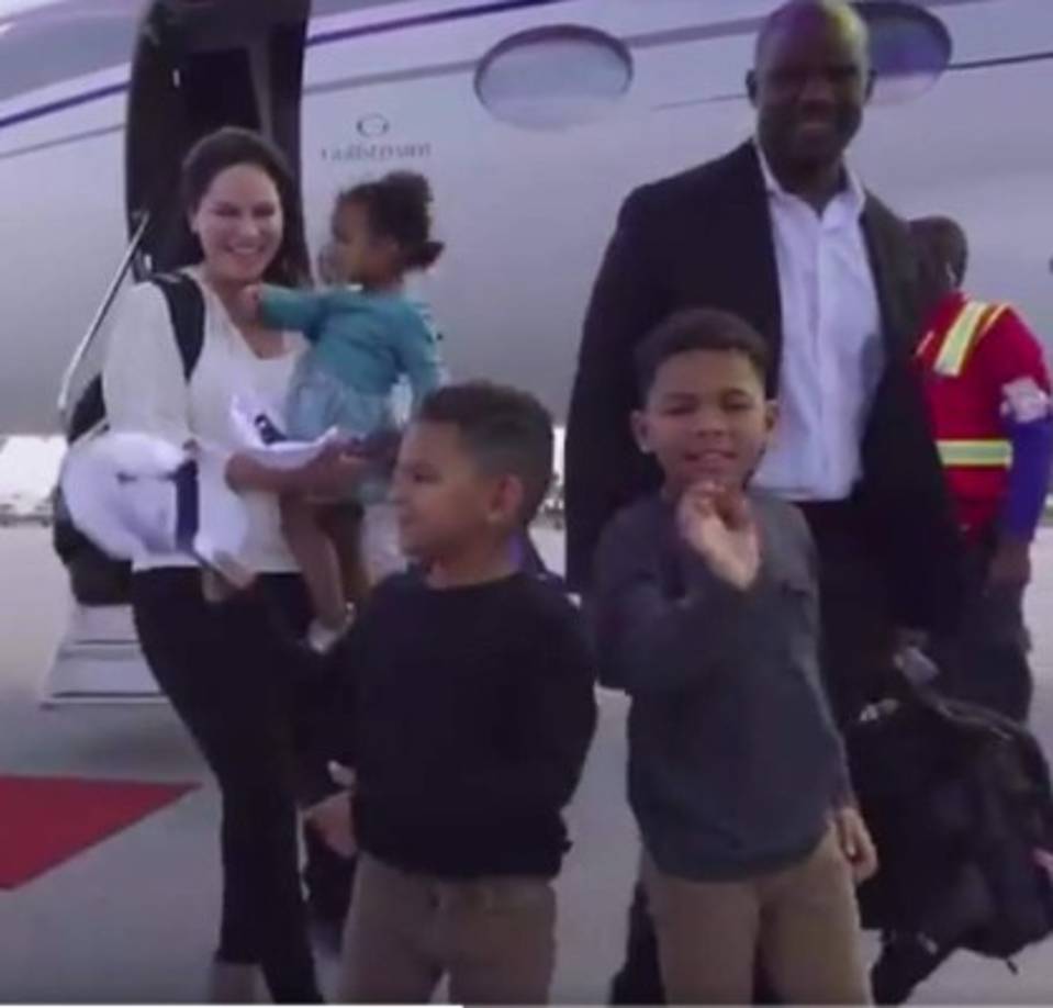 Brian Flores tiene 37 años, es licenciado en inglés y tiene una maestría en estudios administrativos de BC. Junto a su esposa Jennifer tienen dos hijos (Miles y Maxwell) y una hija (Liliana).