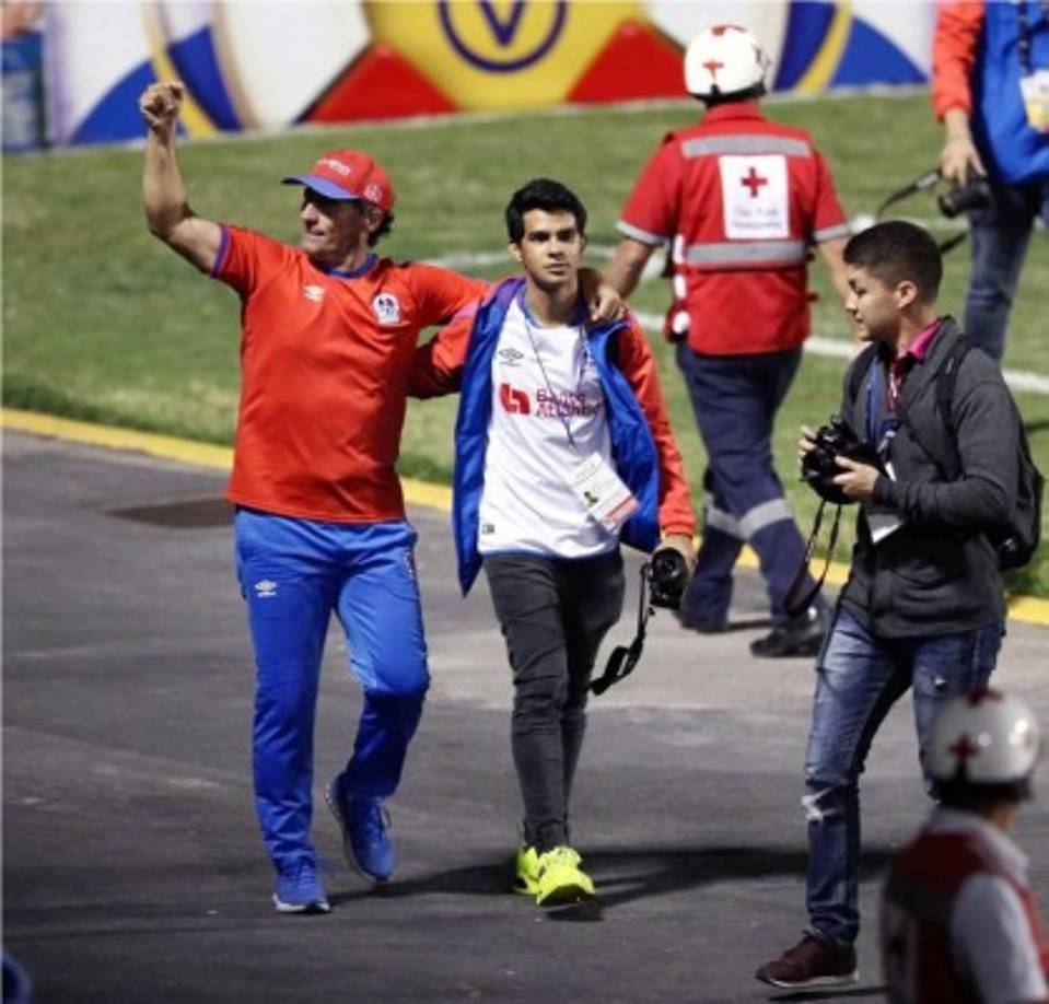 Pedro Troglio celebrando con uno de los fotógrafos del Olimpia.
