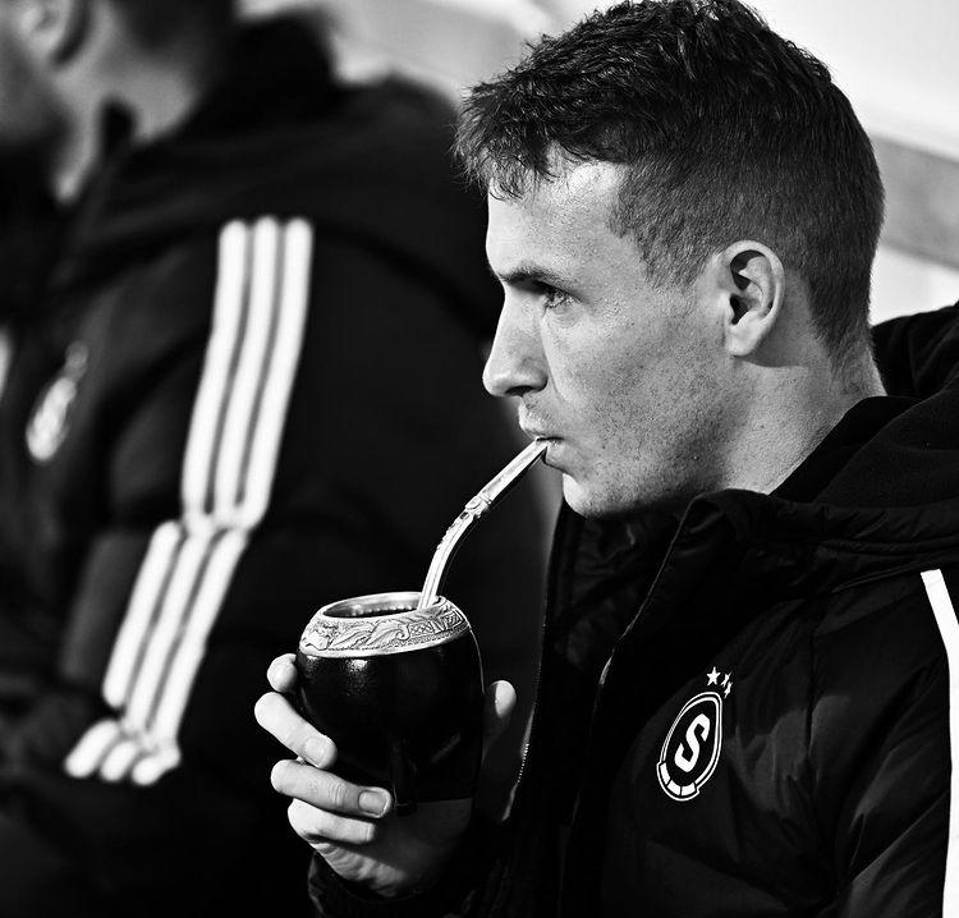 “Como todos, también quiero vivir mi vida en libertad, sin miedos, sin prejuicios, sin violencia. Y con amor. Soy homosexual y ya no quiero esconderme más”, continuó el jugador.