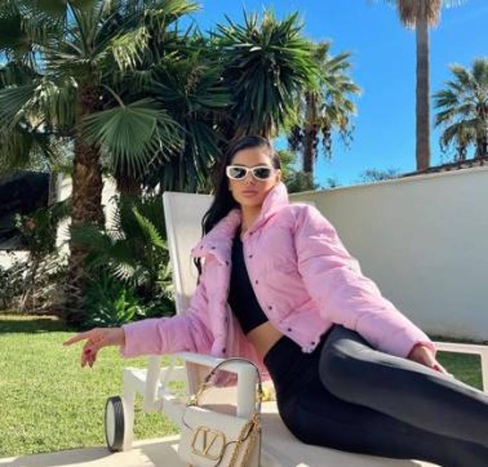 El letrado leyó algunos de los mensajes que el empresario habría escrito a la reclamada por México: “Yo me escondería debajo de las piedras, nos vemos en la cárcel, búscate al mejor abogado de México, esta vez no estoy jugando. Te está buscando Interpol, vete a Venezuela, no salgas nunca más de ahí. Si te encuentro, te quedas 25 años en la cárcel”.