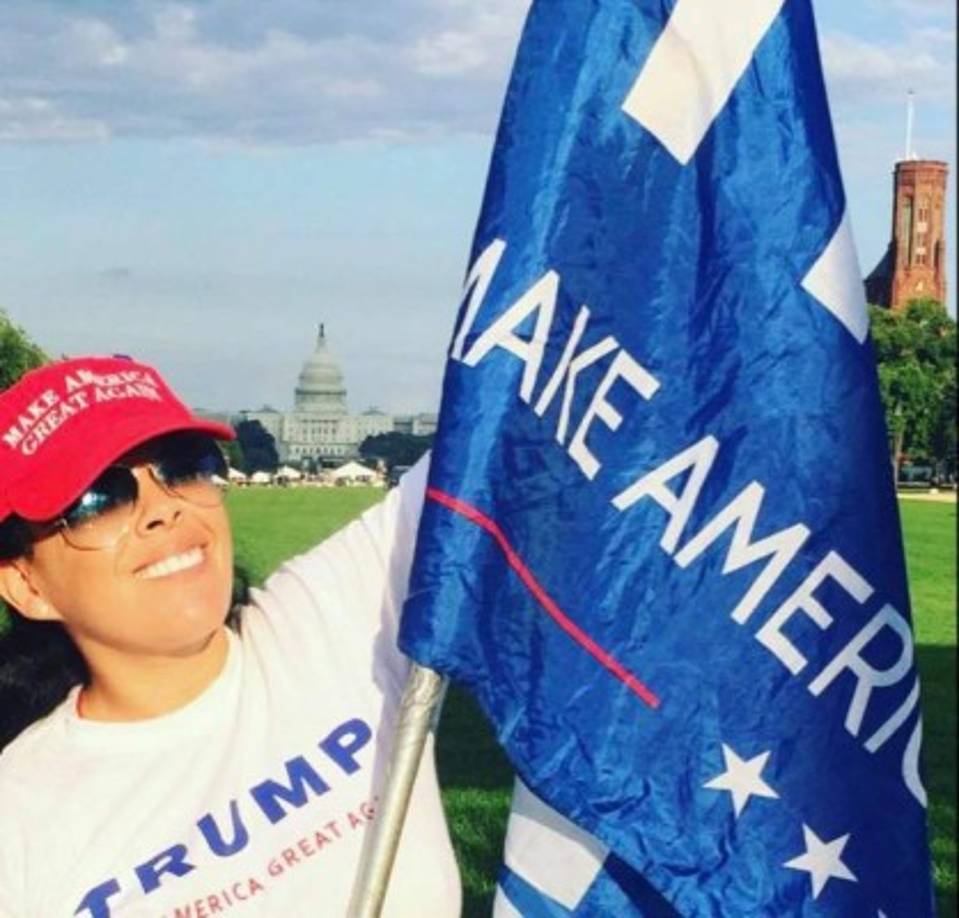 La popularidad de Paloma entre los activistas políticos que se reúnen esta semana en la conferencia conservadora en Washington es tal que interrumpe varias veces cualquier conversación para saludar y entregar su tarjeta de contacto con una fotografía en la que posa sobre la parte del muro ya construida en la frontera con México.