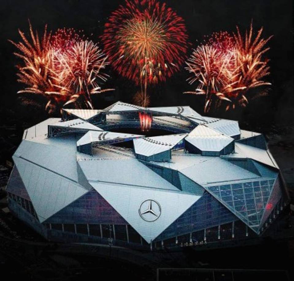 El estadio tiene la cualidad de expandirse para albergar a más personas si el evento lo requiere, la capacidad para partidos de fútbol americano es de 71 mil espectadores, que puede ser expandido a 75 mil, mientras que en el caso del fútbol (soccer) el aforo es de 42 500, expandible hasta los 73 019.