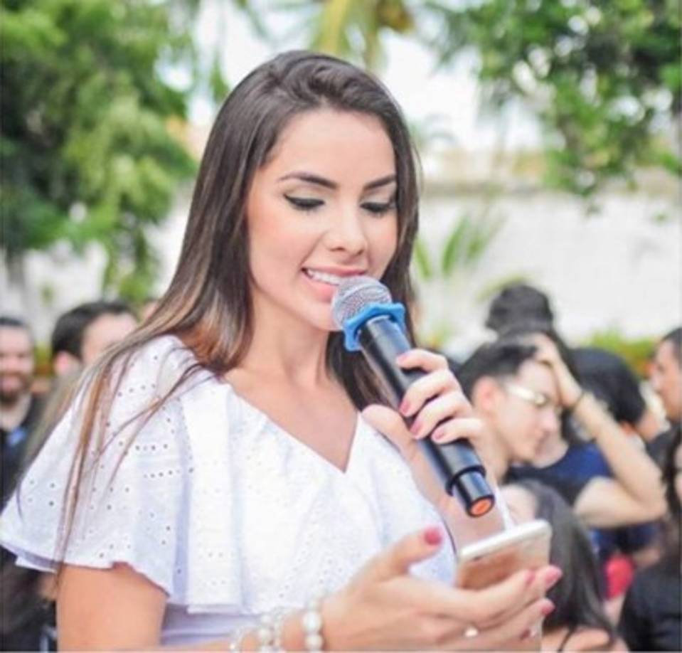 Todos creyeron que la brasileña era una atractiva pastora por una fotografía que le tomaron cuando ella estuvo como invitada en un programa de televisión en donde promocionó su carretera como artista.