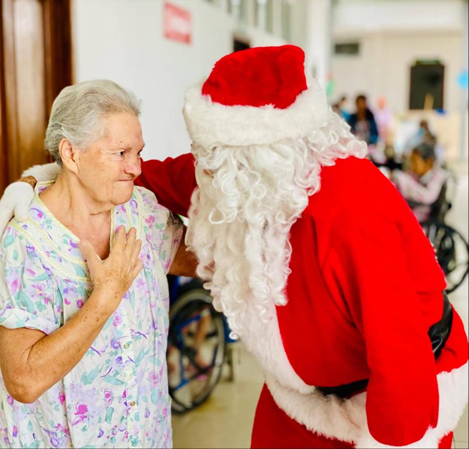 También visitó el hogar Perpetuo Socorro, donde entregó kits de higiene y dulces a los adultos mayores.