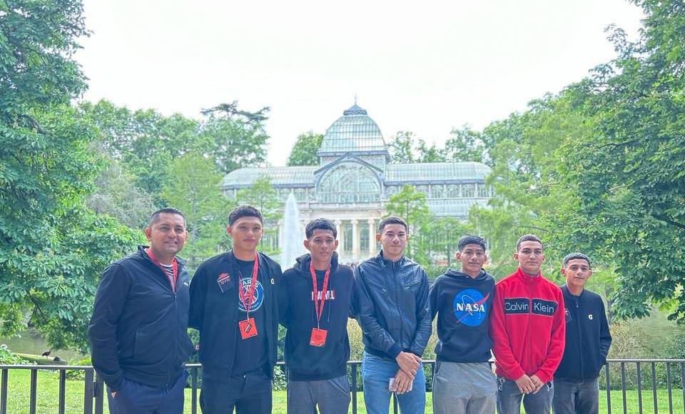 El premio al equipo ganador fue entregarle una camiseta original del equipo que cada jugador quisiera.