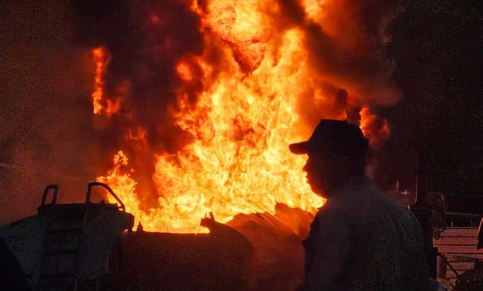Los elementos del Cuerpo de Bomberos informaron que a eso de las 3:00 pm recibieron el llamado de la emergencia y al llegar al plantel las llamas ya tenían coronados los dos vehículos.