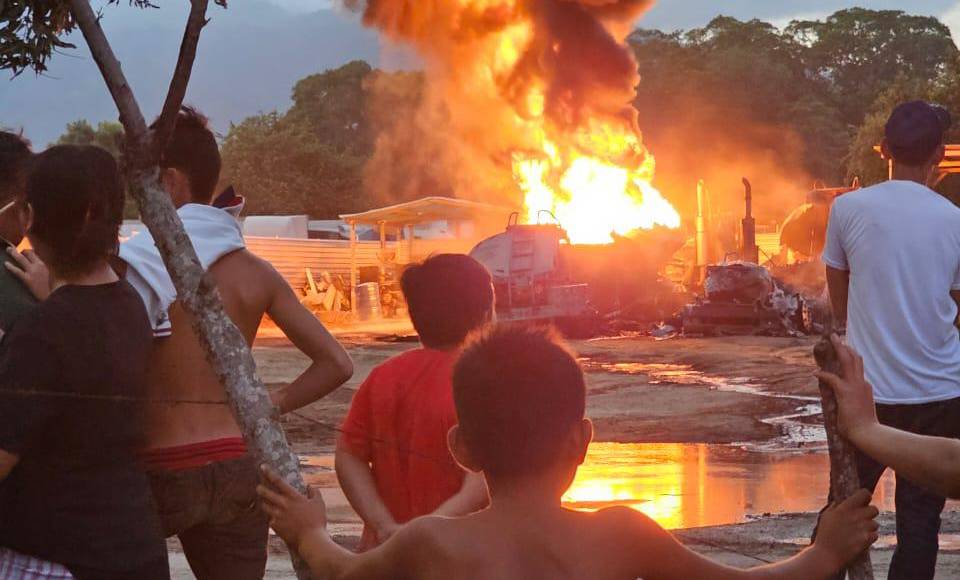 Indicaron que al llegar estaba totalmente coronada la situación con grandes llamas de fuego y de inmediato empezaron a apagar el incendio.