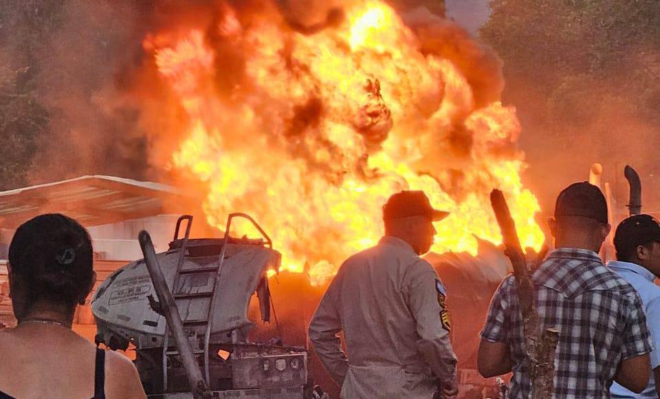 <b>Los bomberos trabajaron más de cinco horas para controlar el incendio, que cobró la vida de Mario Armijo, que iba a hacer el trasiego del combustible en las cisternas.</b>