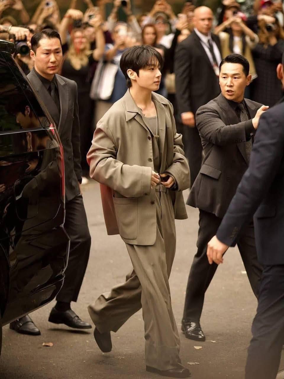Jungkook deslumbra en el desfile de Calvin Klein en Nueva York