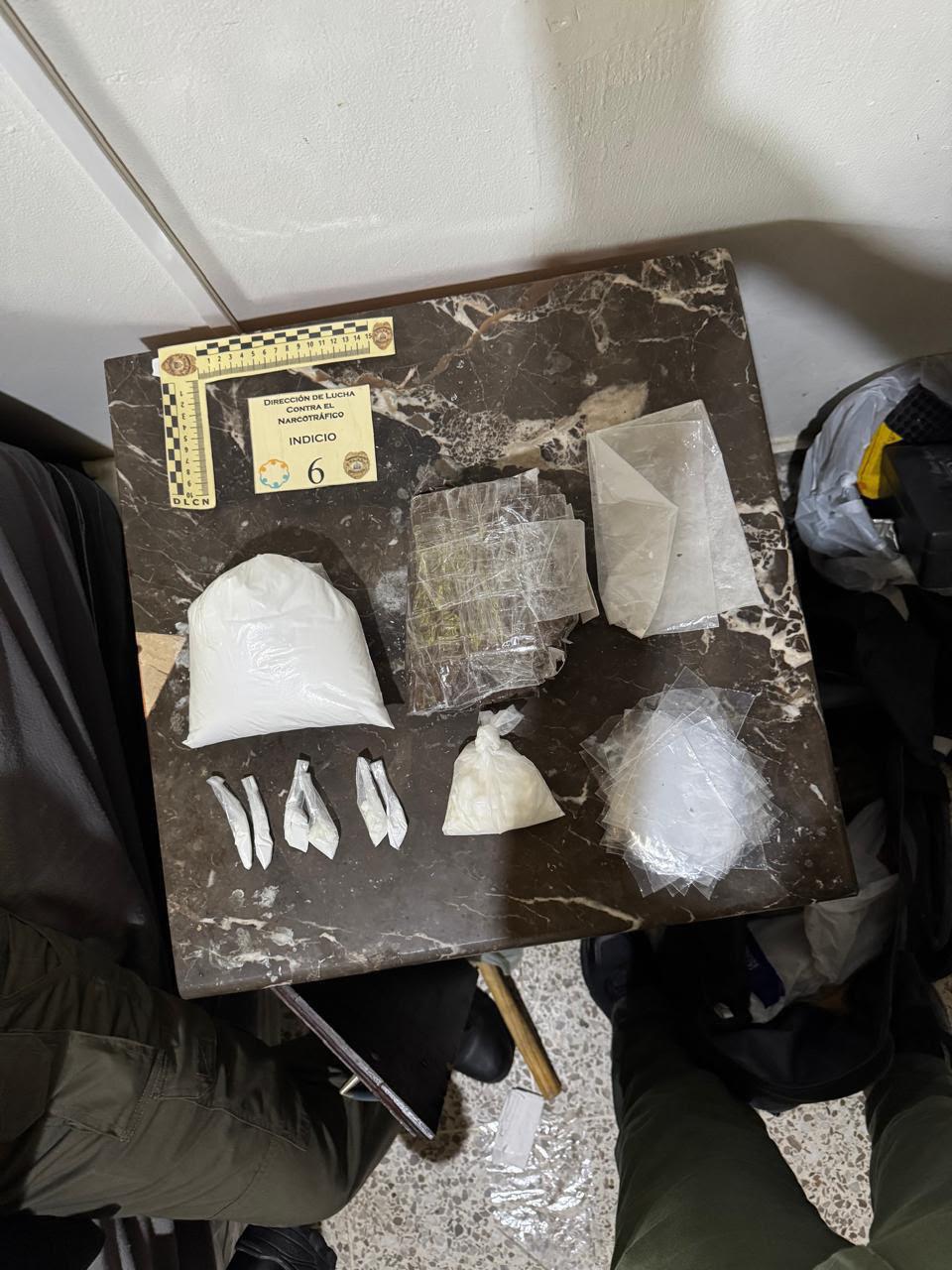 Allanamiento en El Roble deja un detenido y decomiso de supuesta droga, armas y seis carros