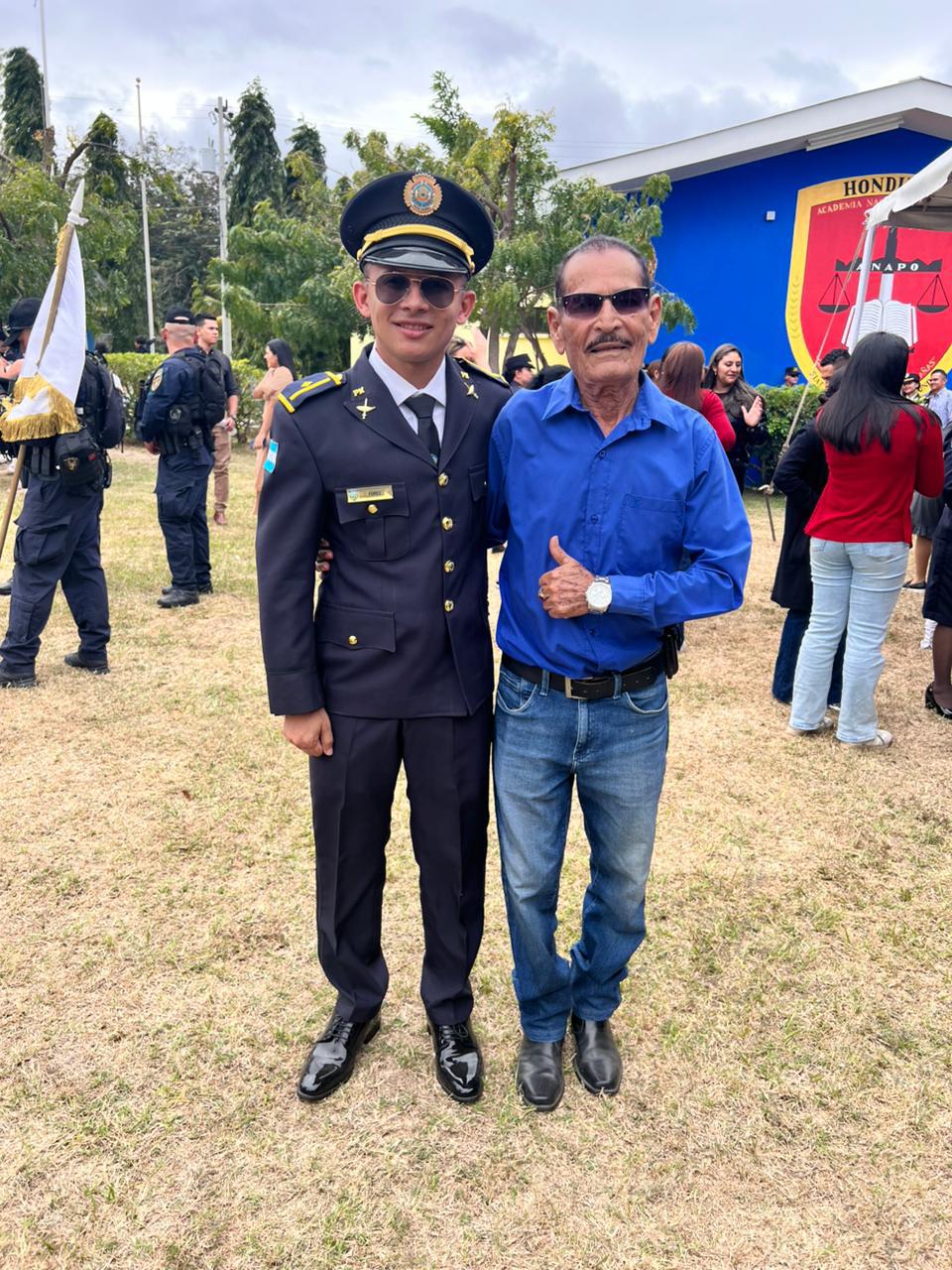 Danier Fúnez, de periodista a policía: recibe ascenso en la Policía Nacional