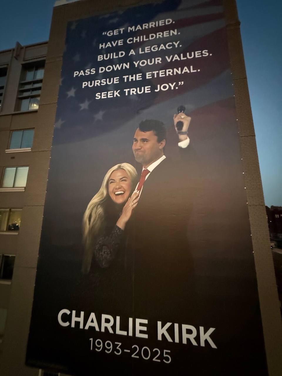 Miles de seguidores de Charlie Kirk se dan cita en Arizona para despedirlo junto a Trump