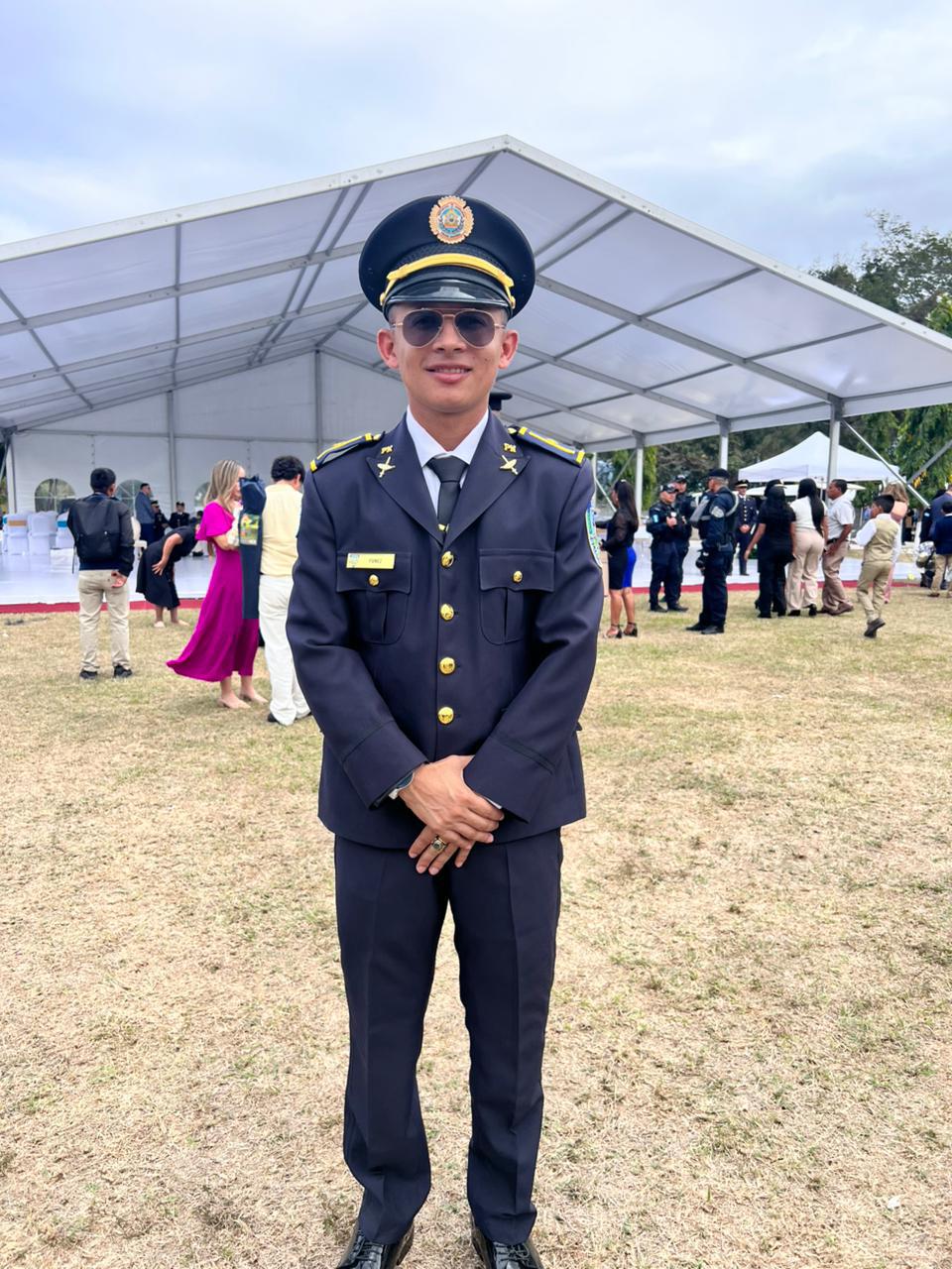 Danier Fúnez, de periodista a policía: recibe ascenso en la Policía Nacional