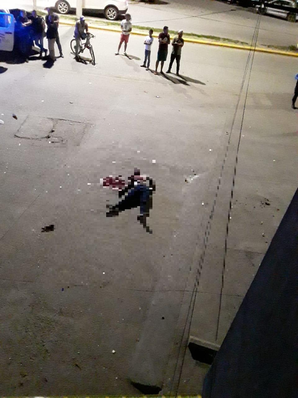 El cuerpo de la víctima quedó tendido en el parqueo de la discoteca tras el ataque con arma de fuego.