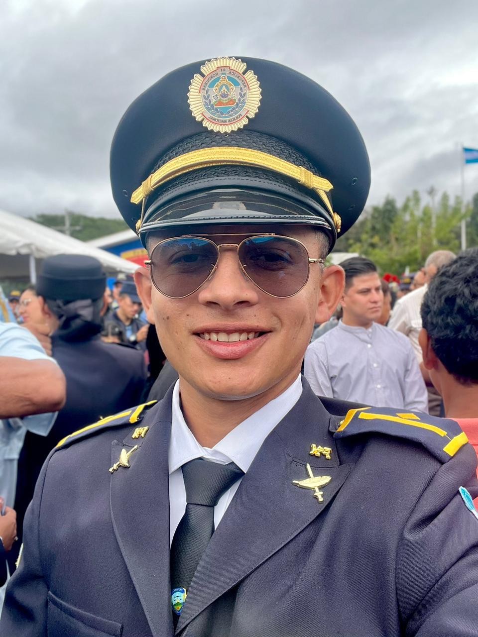 Danier Fúnez, de periodista a policía: recibe ascenso en la Policía Nacional