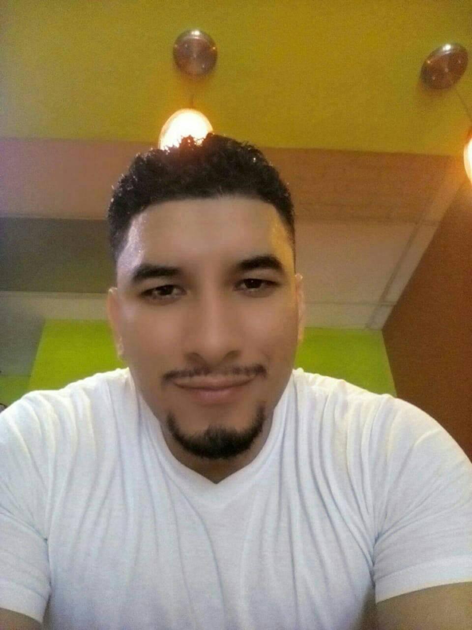 Ángel andaba estrenando moto cuando chocó contra taxi y murió en el barrio Cabañas