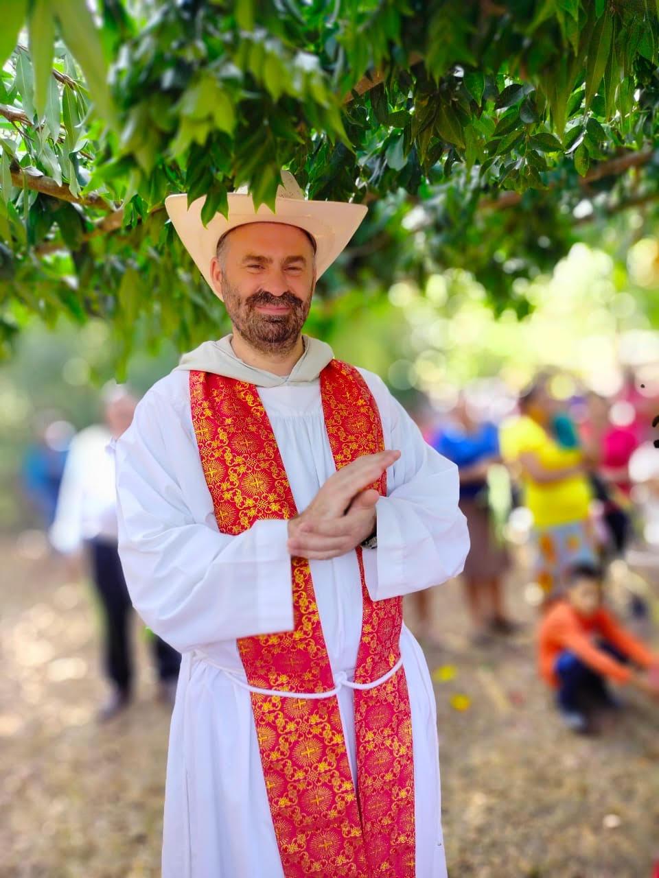 Fray Agustín, un franciscano todo terreno que se gana el corazón de los hondureños
