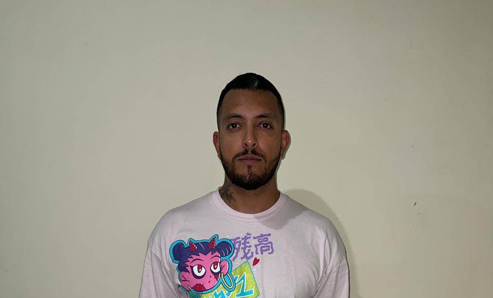 “A las 01:20 am del día Lunes 05/02/2024 en operativo fijo en CA-4 a la altura de la aldea Ceibita, Quimistan, Santa Bárbara, funcionarios Policiales asignados a la Dirección Nacional de Servicios Policiales Fronterizos (DNSPF), Grupo GOET y DPI se le dió detención”, detalla el inicio del informe policial.