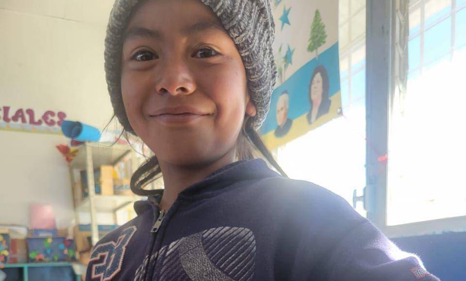 Una niña de Intibucá muestr una hoja congelada debido a las bajas temperaturas.