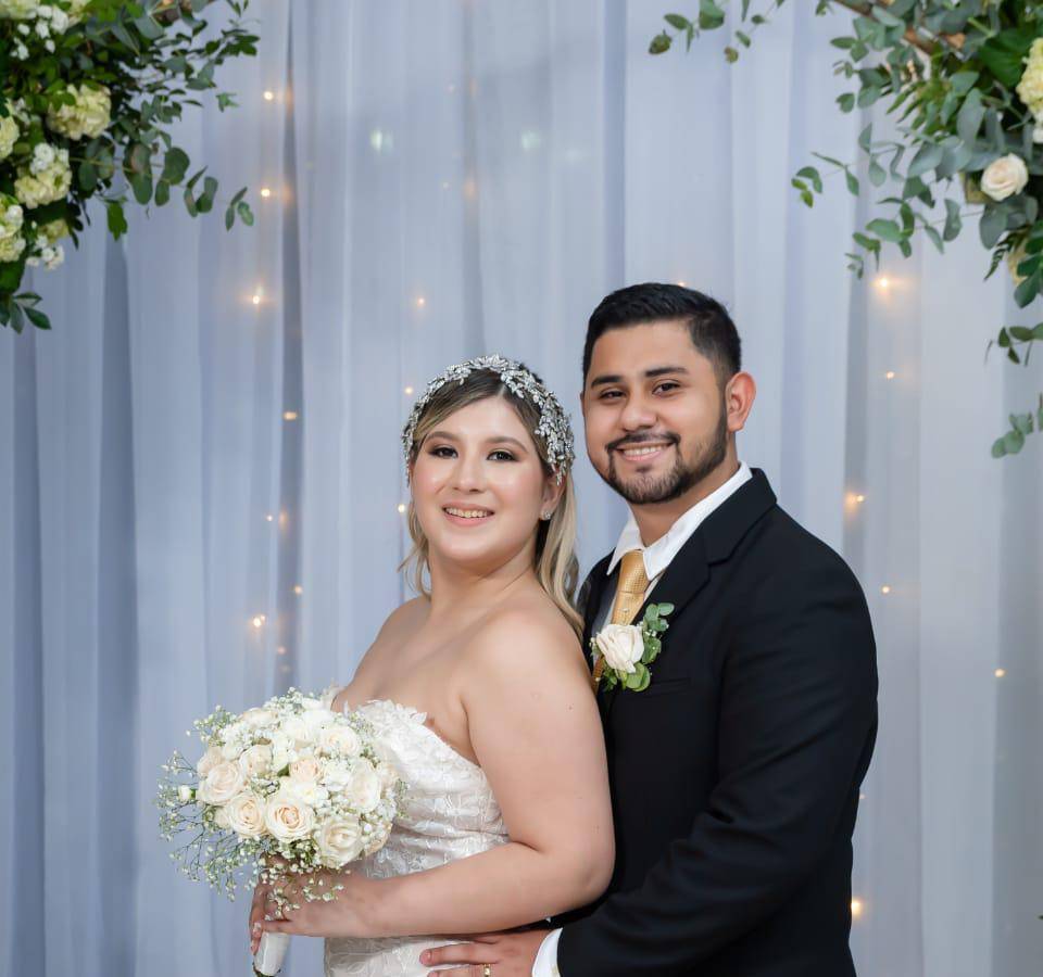 Laura Orellana y Juan Carlos Henríquez se unen en sagrado matrimonio