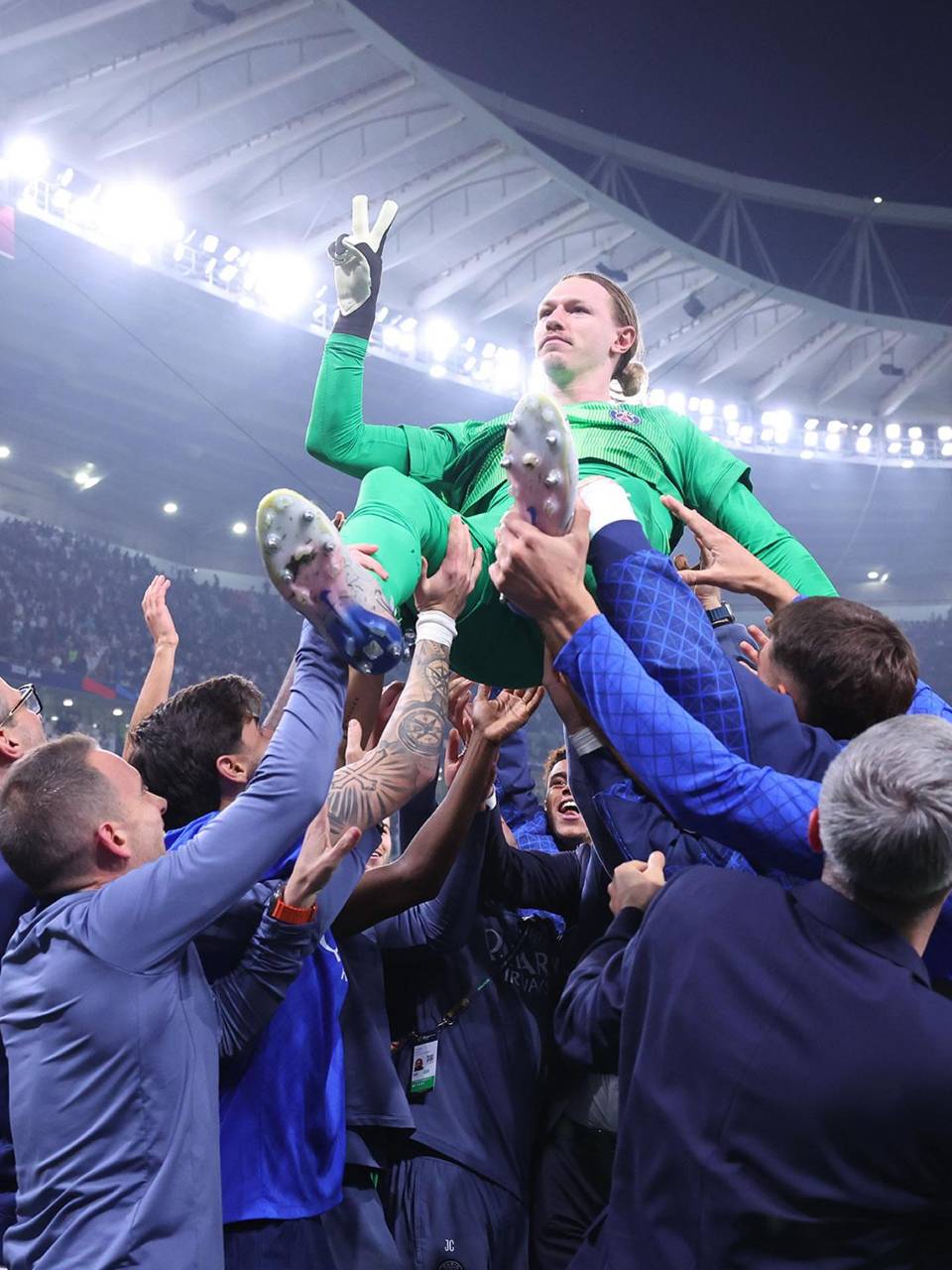 Los jugadores del PSG levantaron en brazos a Matvey Safonov por su gran actuación.