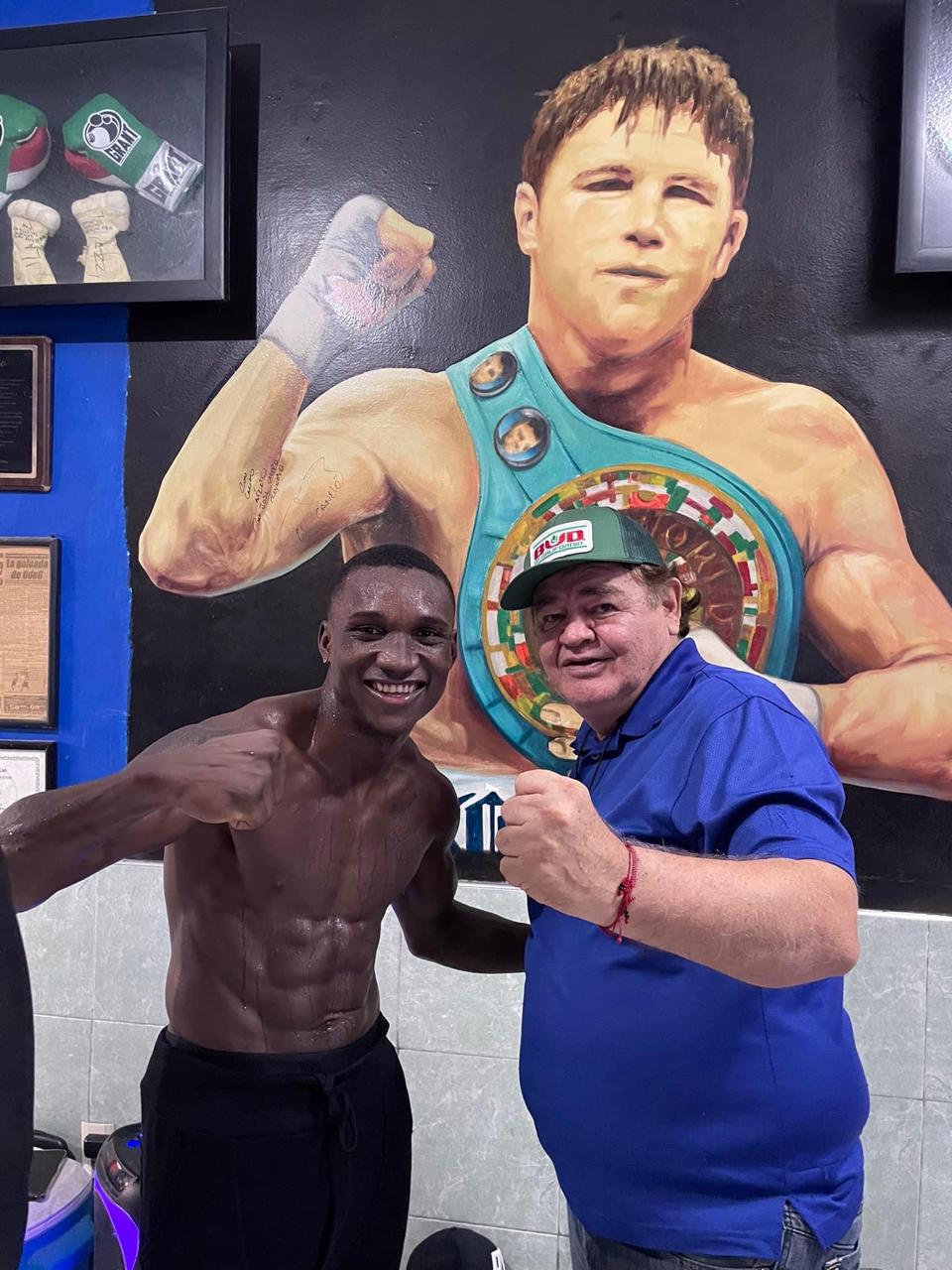 Erick Arzú junto a Chepo Reynoso, entrenador de Canelo Álvarez en México.