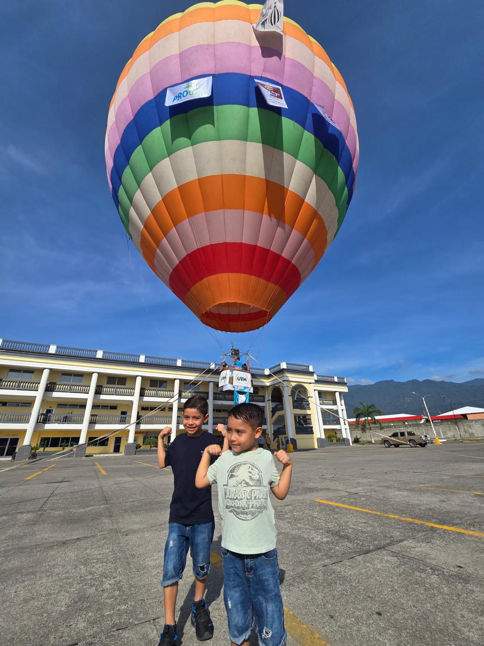 Globo aerostático y diversión marcaron la celebración del Día del Niño en la UTH.