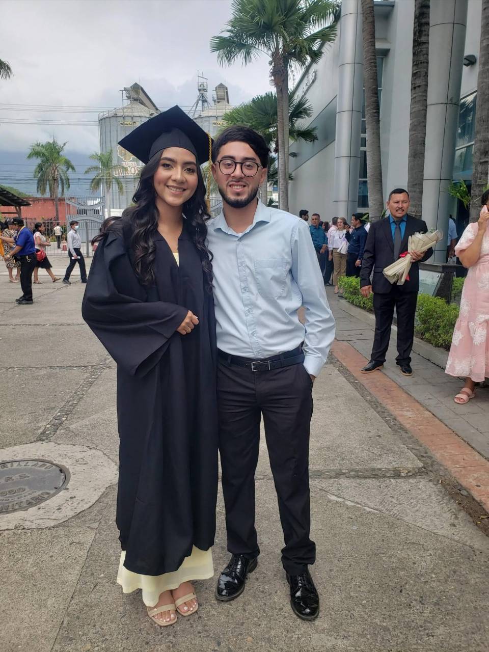 La periodista Fernanda Lucía Delcid Rosales, graduada con mención honorífica Magna Cum Laude.