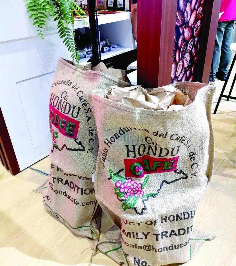 $!Las mercancías compradas (ropa, equipo electrónico, zapatos y otros) a ese país son comercializadas en el mercado hondureño.