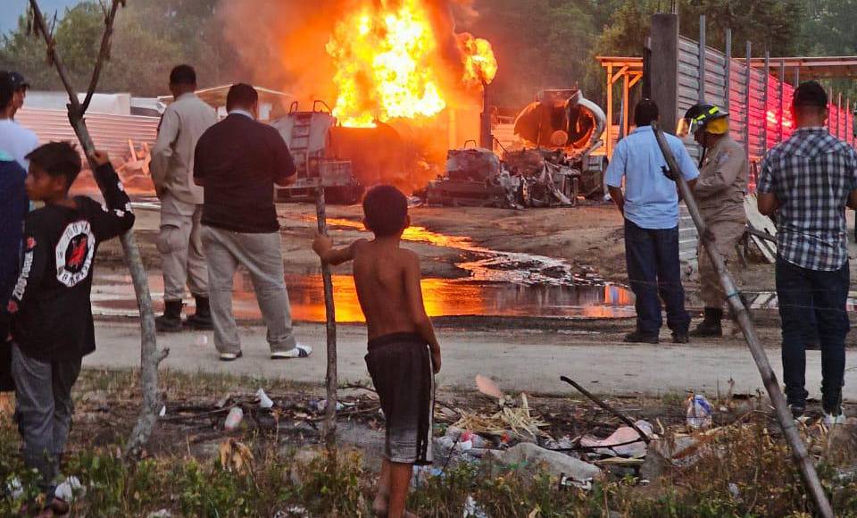 Las autoridades bomberiles manifestaron que el incendio pudo ser provocado por una gasificación producida por las altas temperaturas en<b> San Pedro Sula.</b>