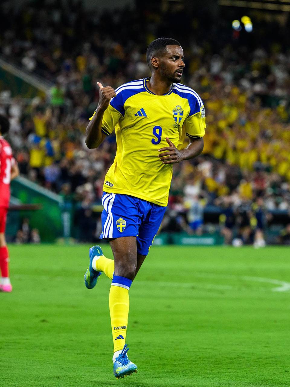 Alexander Isak se sumó a la fiesta de Suecia con un gol.