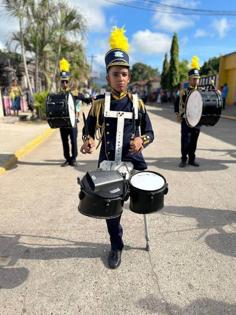 Durante su etapa adolescente, tocando un instrumento de percusión.